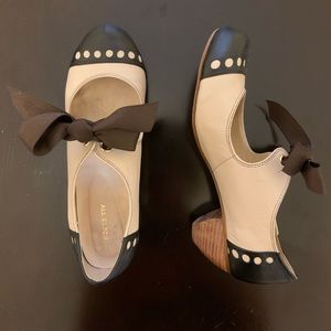 Bow-tied Mary Jane block heels, size 10